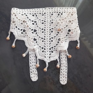 Beyaz Örgü İşlemeli Yaka